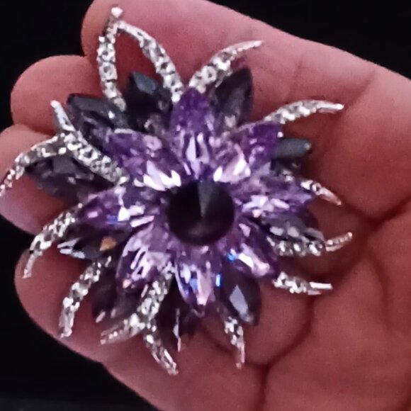 Gorgeous Lavender Rhinestone Brooch - Picture 3 of 5